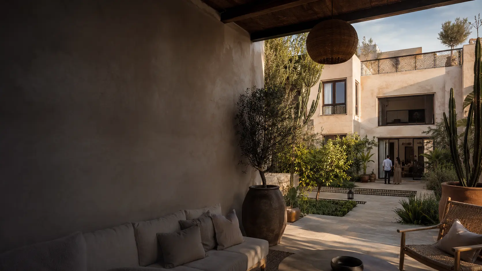 Architecture marocaine contemporaine au coucher du soleil