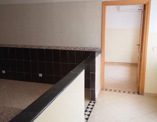 Bureau 140 m² avec 5 pièces à louer près Abdelmoumen